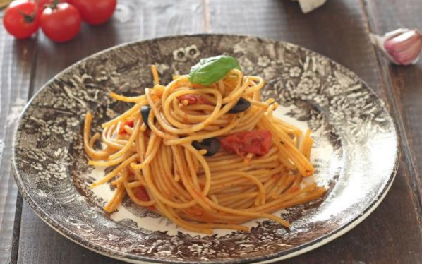 Ricetta spaghetti con salsa alle olive. Di A. Canonaco